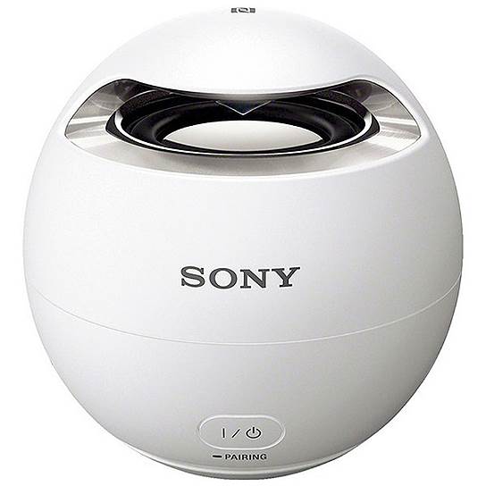 Небольшой шарообразный Sony SRS-X1 бомбит звуком на 360 градусов и обладает водонепроницаемым корпусом 
