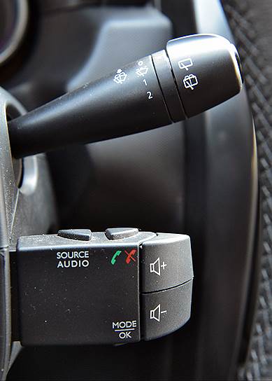 Специальный джойстик заменяет кнопки управления аудиосистемой на руле 
