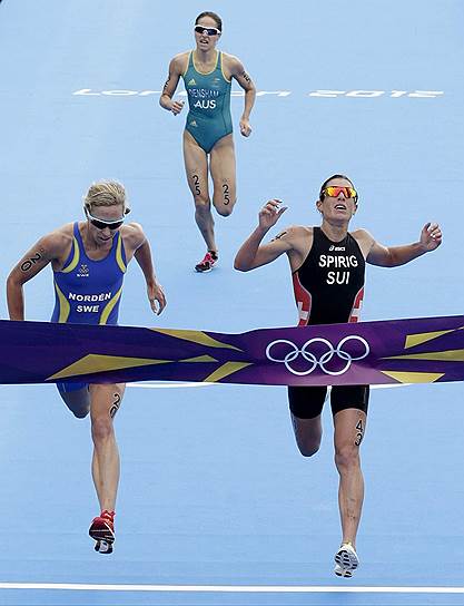 Николь Шпириг из Швейцарии (справа) выиграла лондонскую Олимпиаду в интересном положении 
