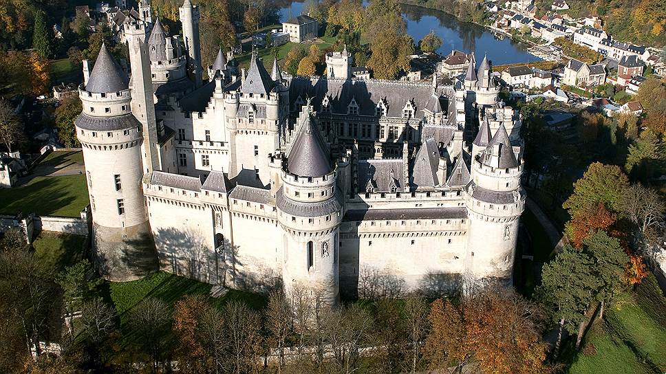 После реставрации Эженом Виолле-ле-Дюком замок Пьерфон во Франции стал откровенно отдавать &quot;Диснейлендом&quot; 
