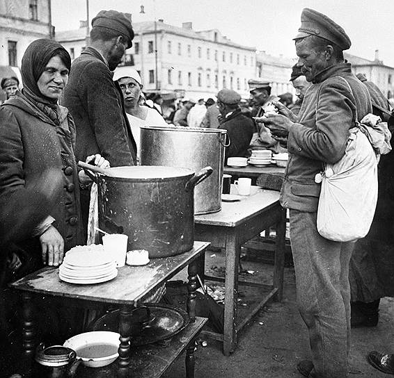 Уличные продавцы простейшей еды вроде пшенной каши были верхней частью гигантского айсберга теневой экономики времен военного коммунизма 