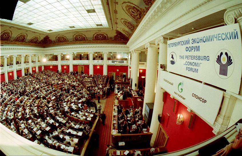 На пленарном заседании IV ПМЭФ — тогда 2,2 тыс. его участников умещались в Таврическом дворце — выступил премьер Михаил Касьянов 
