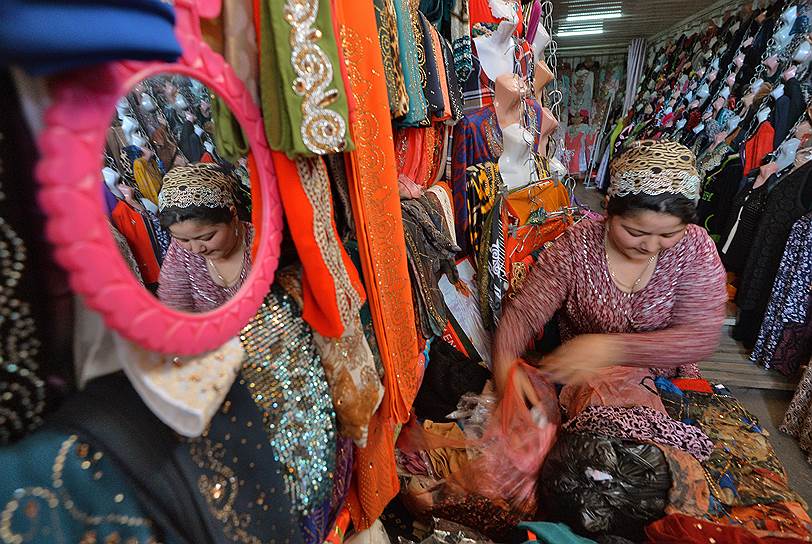 Приверженность таджикских женщин национальной одежде дает работу множеству портних 
