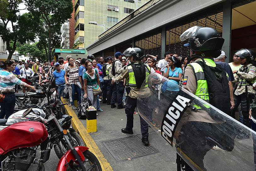 Одна из функций полиции Каракаса — охрана продовольственных магазинов от покупателей 
