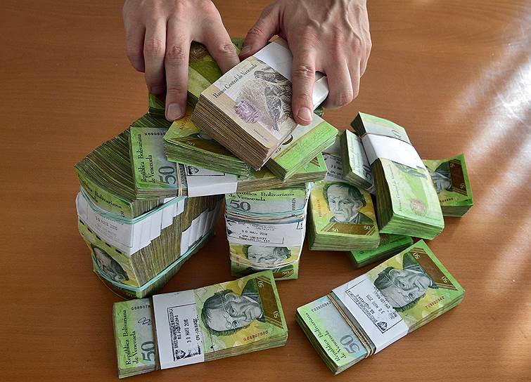 Боливарианский эквивалент $100 без труда помещается в небольшой хозяйственной сумке
