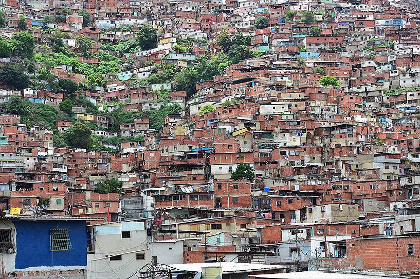 Половина населения пятимиллионного Каракаса живет в баррио — трущобных районах 
