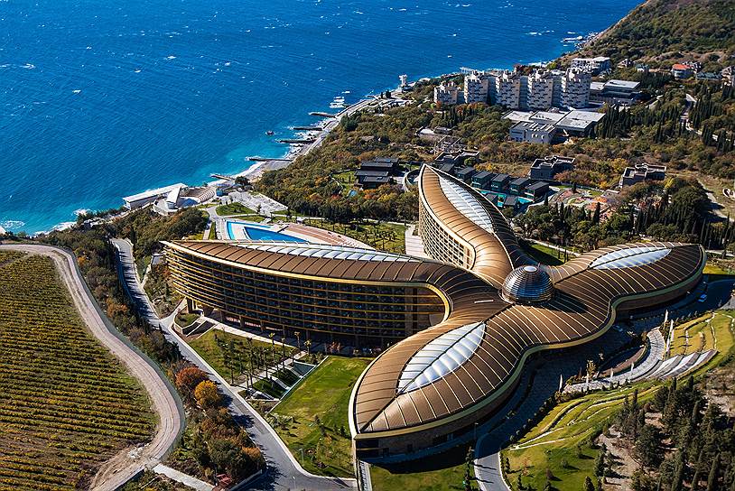 Построенный Сбербанком отель &quot;Мрия&quot; ближе всех в Крыму подошел к самым высоким турецким стандартам: большая территория, много бассейнов, анимация
