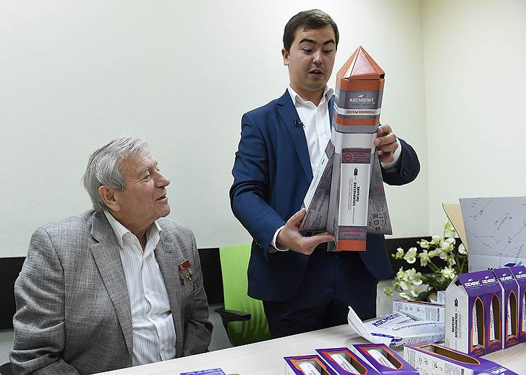 Подарочная упаковка в виде ракеты с пятью тюбиками разной еды является предметом особой гордости Александра Поклада