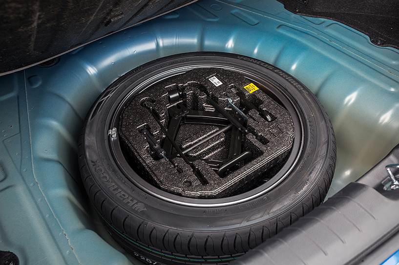 Под полом багажника полноразмерное запасное колесо и комплект инструментов