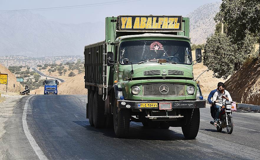 Собирать грузовики Mercedes начали в Иране еще при шахе. Винтажные модели до сих пор доминируют на дорогах 

