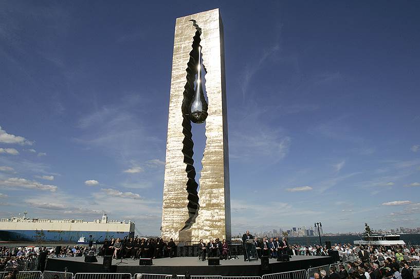 Памятник «Слеза скорби» в городе Байонн в США. Установлен в 2006 году в память жертв 11 сентября. Высота 30 метров 