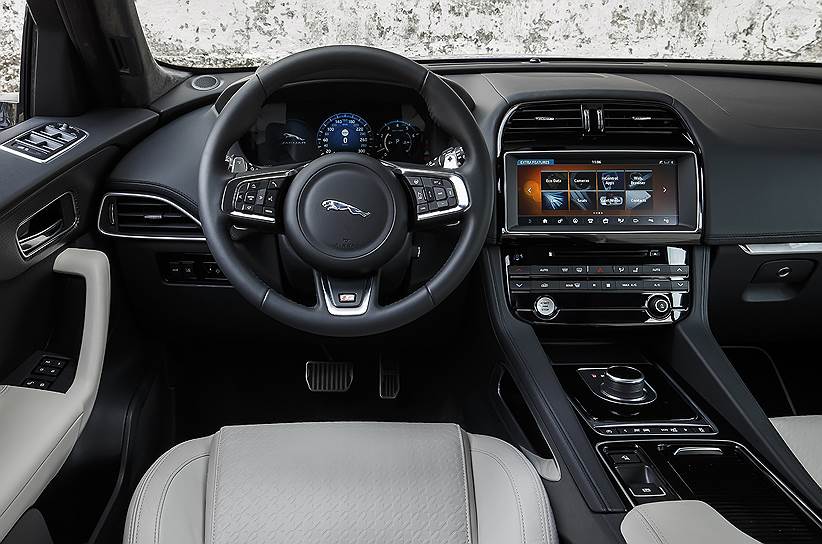 Интерьер больше всего напоминает компактный седан Jaguar XE, но выполнен богаче