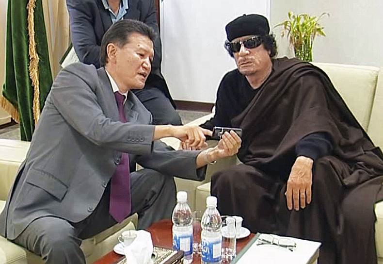 Благодаря шахматам у Кирсана Илюмжинова давно сложились близкие отношения с лидерами арабского мира (на фото — с Муаммаром Каддафи)