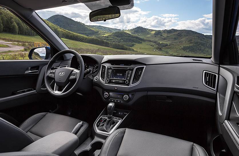 Интерьер традиционный для Hyundai, из нового — кнопки экстренного оповещения системы ЭРА-ГЛОНАСС под крышкой на потолочной консоли