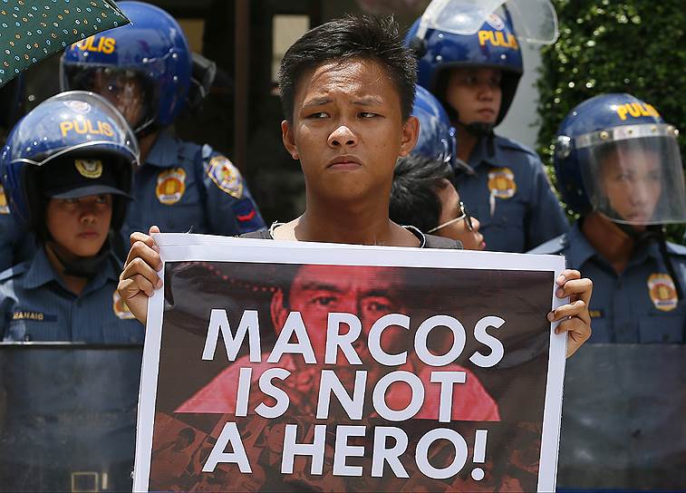 Решение президента Родриго Дутерте захоронить останки Фердинанда Маркоса на Кладбище национальных героев в Маниле вызвало волну протестов 

