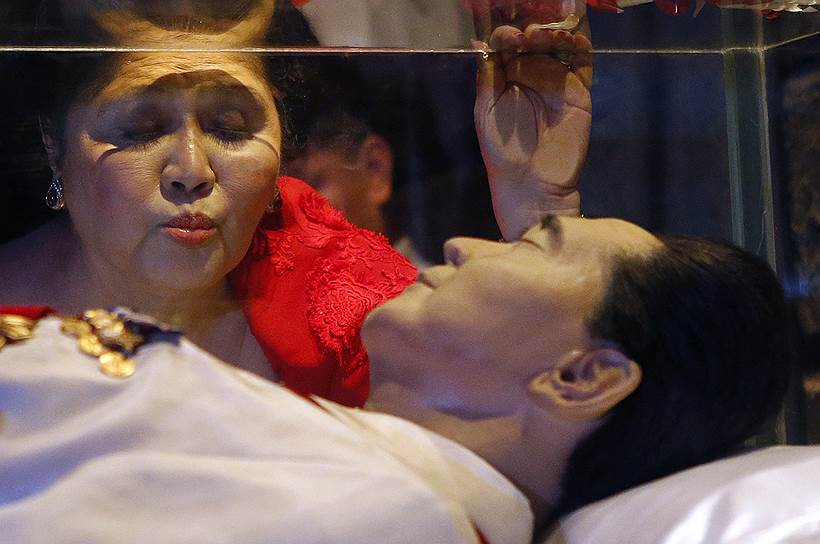 Фердинанда Маркоса должны были перезахоронить 18 сентября этого года, однако из-за протестов Верховный суд Филиппин отложил вынесение окончательного решения на месяц 
