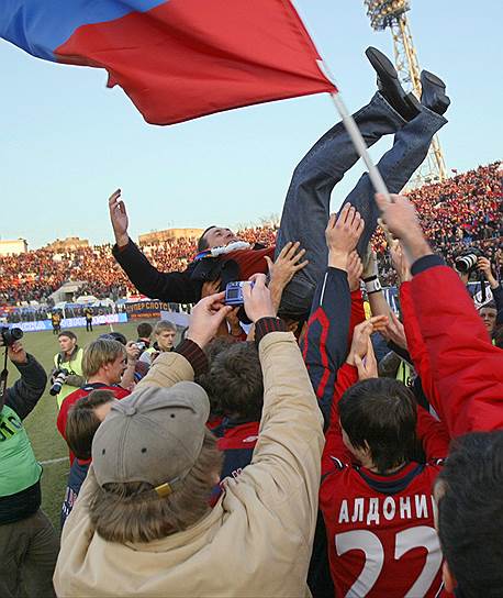 За многочисленные победы ЦСКА болельщики футбольного клуба готовы носить Евгения Гинера на руках