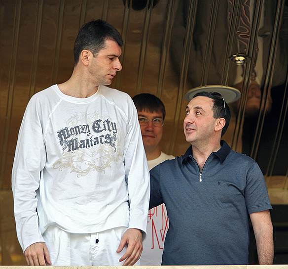 В разное время контроль над футбольным клубом ЦСКА, возглавляемым Евгением Гинером (справа), приписывали разным бизнесменам, в том числе Михаилу Прохорову (слева)