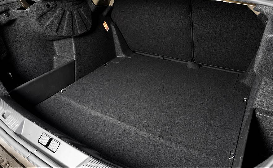 Багажник не изменился: отделка качественная, петли прикрыты кожухами, объем — 440 л