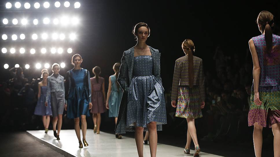 Тимур Ким идеи для своих коллекций ищет в том числе в русской культуре: переносит на подиумы полотна Малевича, русские кружева и «ковровый» принт