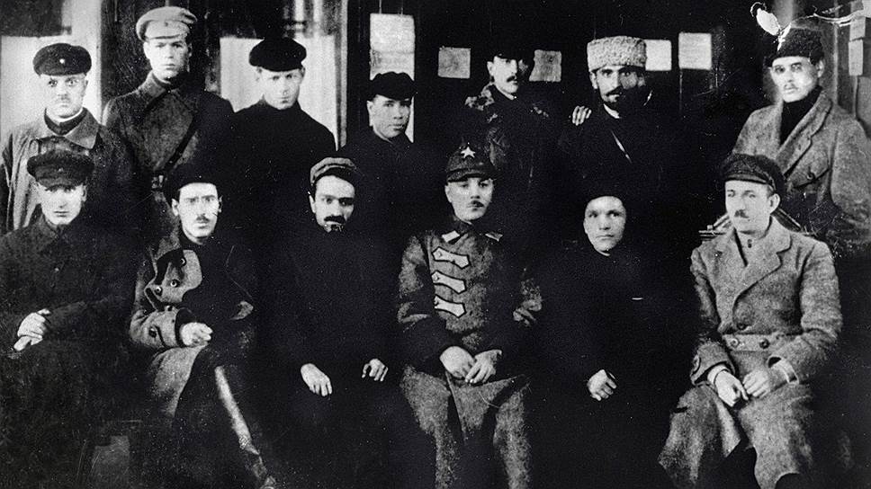 "Мы допускаем шариат для укрепления власти трудящихся",— говорил Сергей Киров (на фото второй справа)