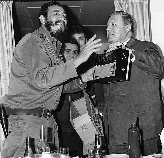 Причуды советско-кубинских отношений иногда зависели от того, понравился ли Фиделю Кастро новый рыболовный траулер или просто радиоприемник ВЭФ 
