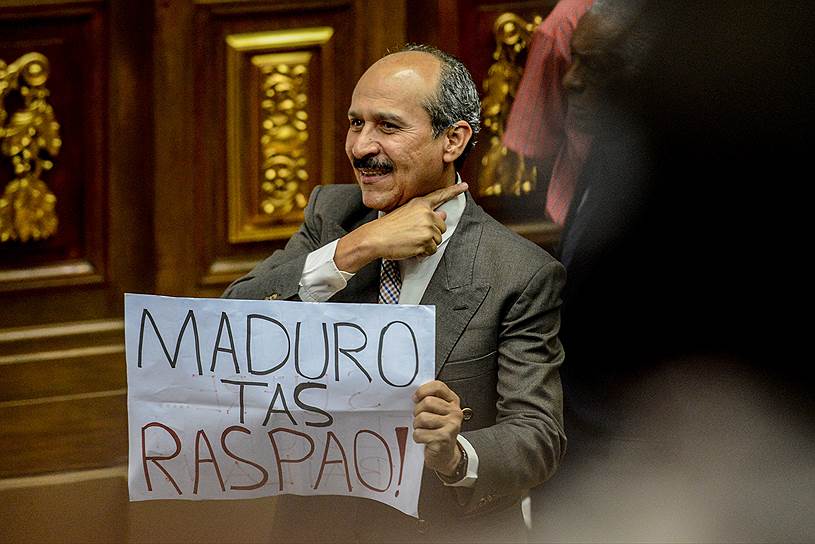 Парламент уже больше года указывает Мадуро на выход. Безрезультатно