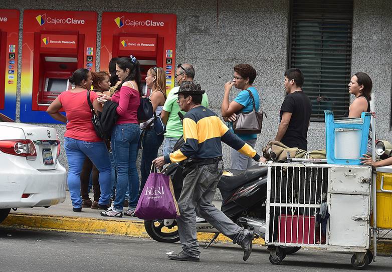 «Международная мафия» опять заставила венесуэльцев выстроиться в очереди. Впрочем, к этому им не привыкать