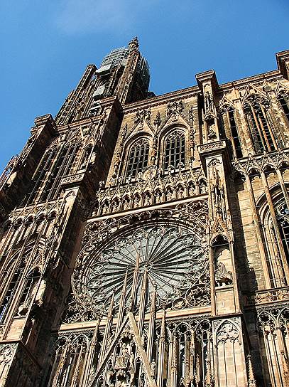 На несущую стену западного фасада Страсбургского собора нанесена еще одна стена, которую часто сравнивают с ажурным решетом