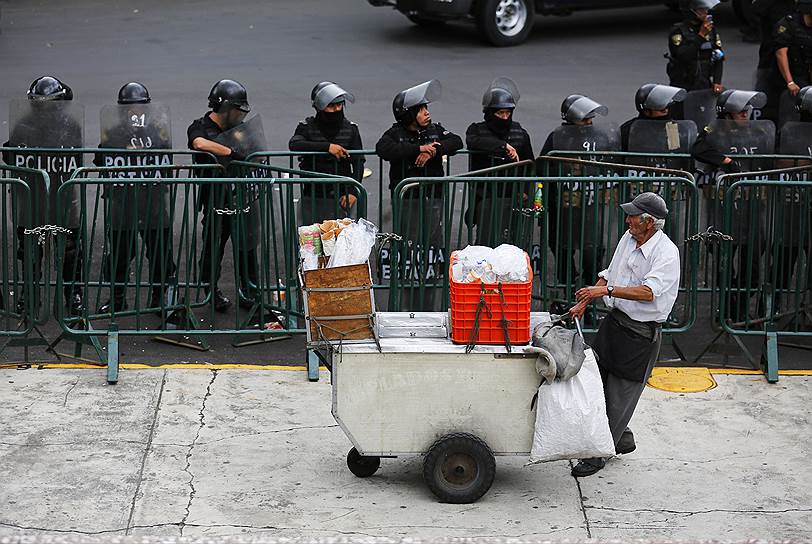 Сотни тысяч уличных торговцев в Мехико торгуют в основном китайским ширпотребом