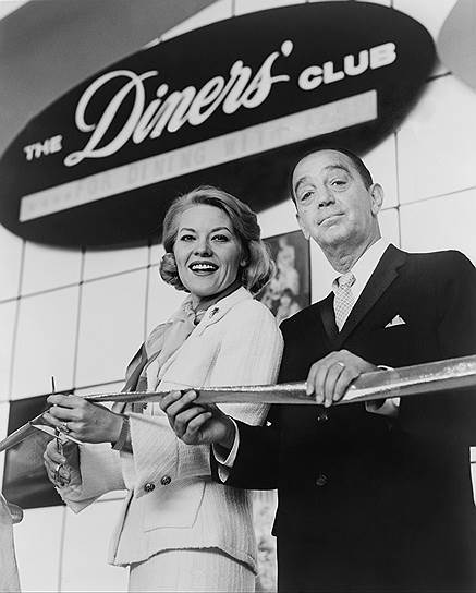Американская платежная система Diner’s Club первой открыла в Японии свое представительство в 1960-м и начала эмиссию карт. Более того, именно в Японии спустя три года она выпустила первую в мире пластиковую карту, которая пришла на смену бумажным или картонным