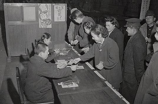 Перед Второй мировой войной в Японии была очень популярна продажа товаров в рассрочку. После войны рассрочку стали вытеснять банковские продукты