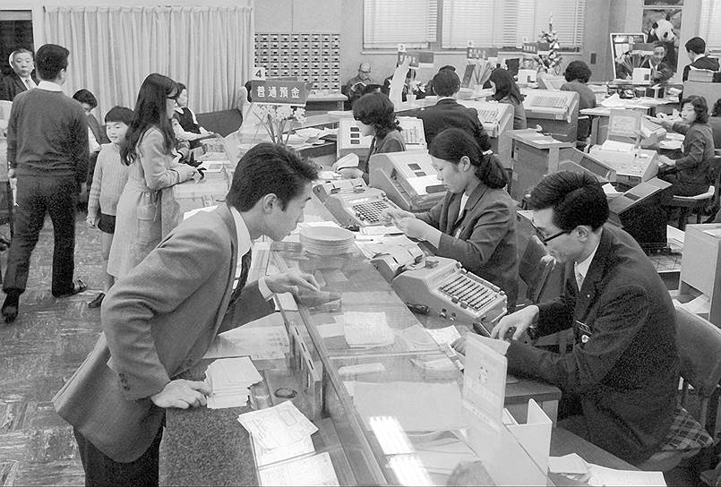 Образованная в 1961-м японская платежная система JCB с 1967 года совместно с American Express начала выдавать клиентам международные карточки. Но, в отличие от современных, получить их можно было только на время выезда за границу и по специальному запросу