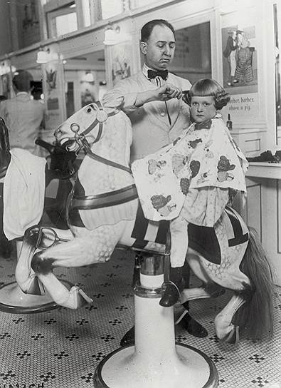 Чикагский универмаг: предприимчивый хозяин устроил кресла в детской парикмахерской на спинах лошадок — вроде тех, на которых катаются на карусели. В прямом смысле слова хочешь жить — умей вертеться