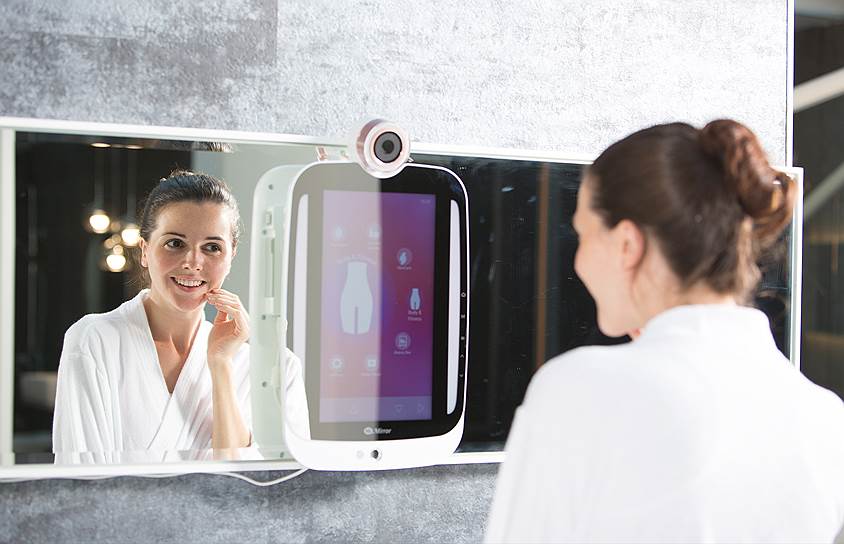 Умное зеркало HiMirror Plus не только способно обнаружить все недостатки на лице, но и дает рекомендации по их устранению