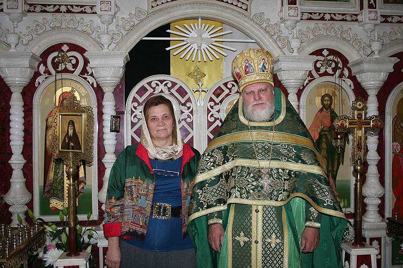 Благодаря поддержке Бойко-Великого у Аверьянова появился свой храм в Москве, а у его жены (слева) — &quot;Дом русской одежды Валентины Аверьяновой&quot;