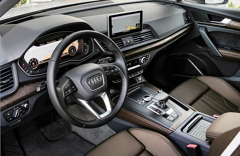 Некоторое недоумение может вызвать экран мультимедиа, выполненный в виде планшета, который торчит инородным телом над гладкой поверхностью передней панели. В остальном оформление кокпита почти идентично салону Audi А4 и вопросов не вызывает.