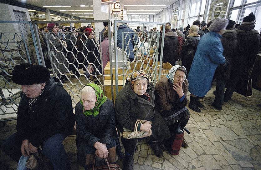 В конце 1980-х — начале 1990-х годов пенсионеры в СССР обрели важную роль в семье. Только у них было время выстаивать многочасовые очереди и караулить в магазинах неожиданное появление хоть каких-нибудь товаров