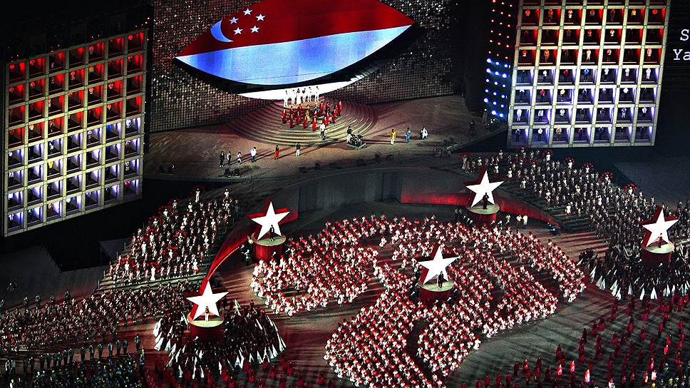 9 августа Сингапур празднует День нации: в 1965 году в этот день было подписано соглашение о выходе страны из состава Федерации Малайзии. В День нации проходит большой военный парад, в котором участвуют около 10 тыс. военнослужащих. Невоенная часть программы состоит из красочного шоу, выступлений певцов, артистов и акробатов — в прошлом году их было примерно 6 тыс. Заканчивается праздник фейерверком, в том числе морским, стоимостью примерно $1 млн. В XXI веке стоимость сингапурских торжеств более чем утроилась: $5,6 млн в 2002 году против $17,2 млн в 2011-м