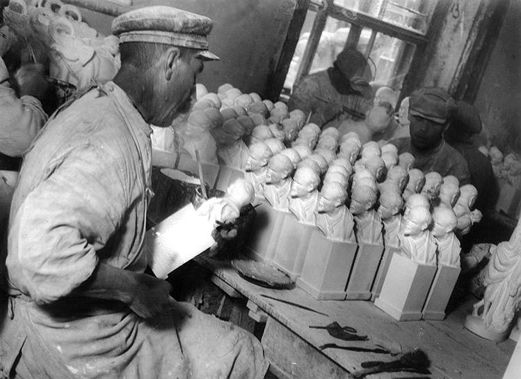 В 1920 году &quot;мешочники наполовину обеспечивали потребление городов в хлебе&quot;,— писал Ленин. Потребность страны в его бюстах после 1924 года тоже удовлетворяли теневики