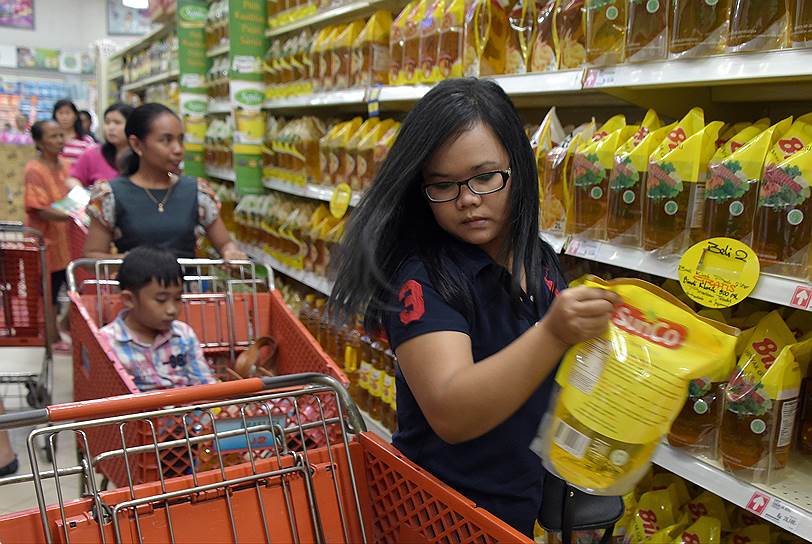 В индонезийских супермаркетах полок с пальмовым маслом столько же, сколько в России с подсолнечным
