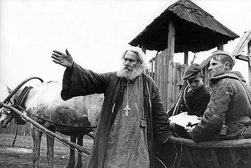 В 1942 году советское руководство решило идеологически использовать Русскую православную церковь, и государственная атеистическая пропаганда была резко сокращена