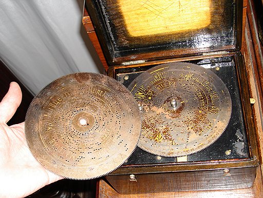 Перфорированный жестяной диск -- память музыкального автомата (XIX век).