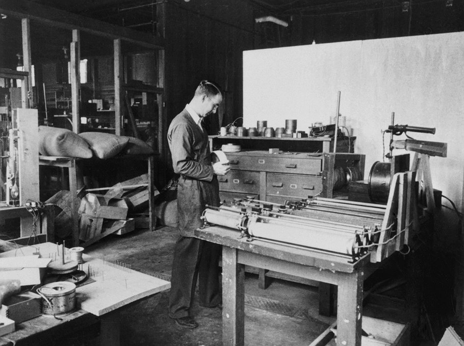 Изотоп гелия с массовым числом 3 был открыт американским физиком Луисом Уолтером Альваресом в 1939 году. На фото: Альварес в лаборатории в Беркли за год до открытия гелия-3 