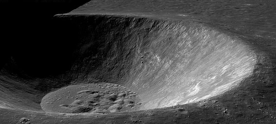 В лунном грунте -- реголите -- гелий-3 накапливался в течение миллиардов лет солнечного облучения. Поэтому изотопное отношение гелия-3 к гелию-4 на Луне на два порядка выше, чем на Земле