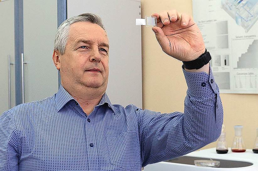В руках доктора химических наук Сергея Козюхина практический результат работы консорциума химиков -- фотоанод российских солнечных батарей третьего поколения 
