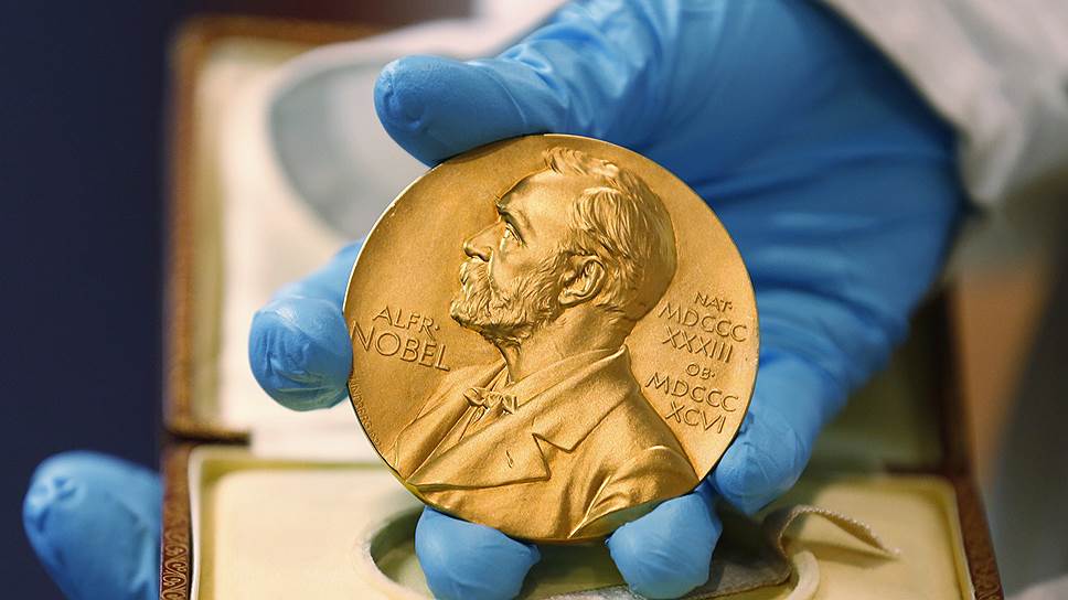 Вместе с Нобелевской премией лауреату вручается золотая медаль. С 1902 года дизайн медали не менялся. На аверсе -- профиль Альфреда Нобеля, изображения на реверсе зависят от номинации 
