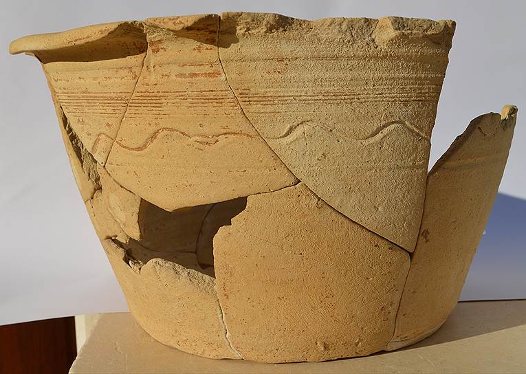 Большая керамическая миска. VII-VIII вв. н. э. 
