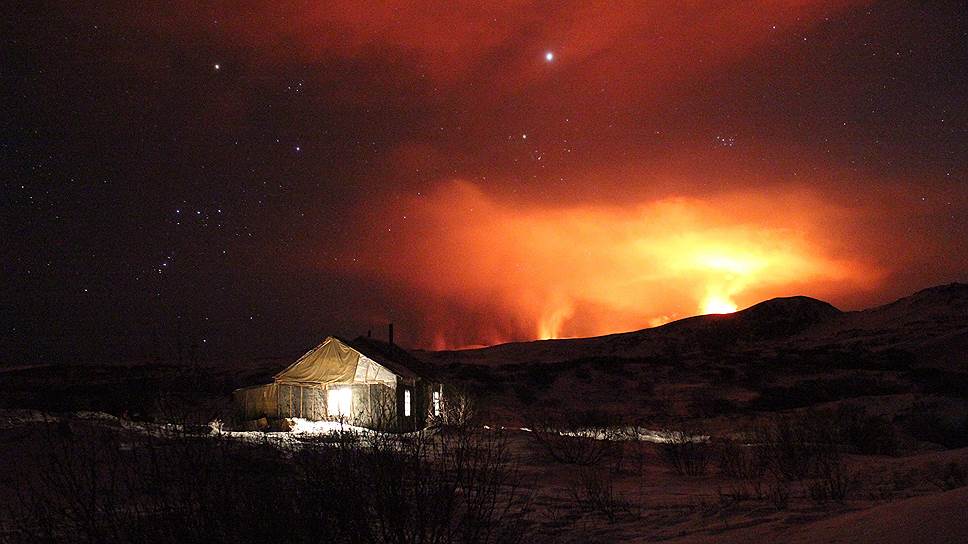 Ночной вид на извержение Плоского Толбачика 
