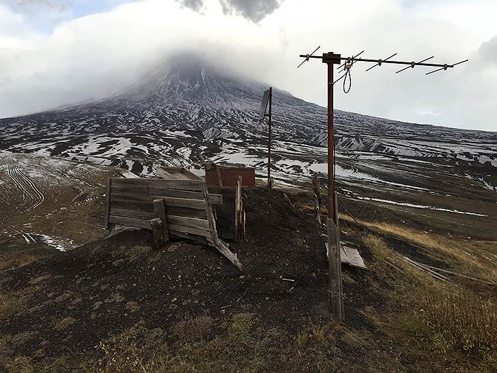 Одна из постоянных сейсмостанций на склоне Ключевского вулкана
